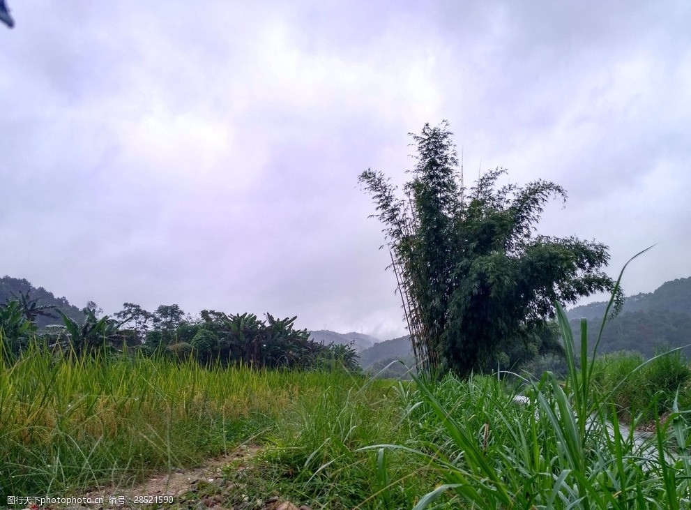 雨天的山川田野