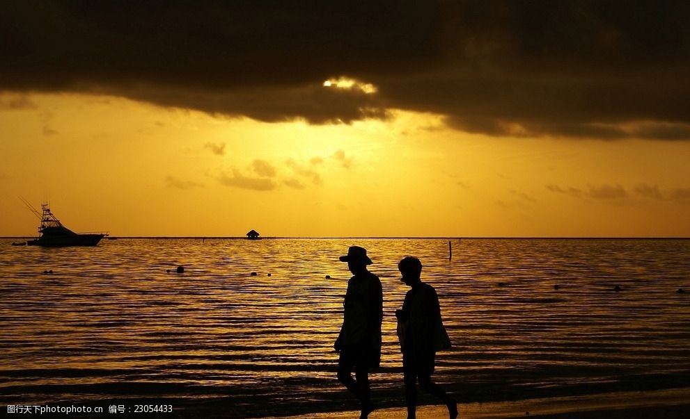 关键词:海边夕阳图 海边 人物 夕阳 晚霞 夕阳西下 船只 天空素材