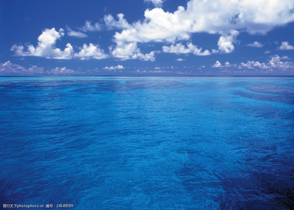 蓝天白云下的海平面图片
