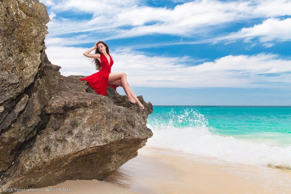 石头 美女 大海 沙滩 海边 外国 人物 夏天 大海图片 风景图片 图片