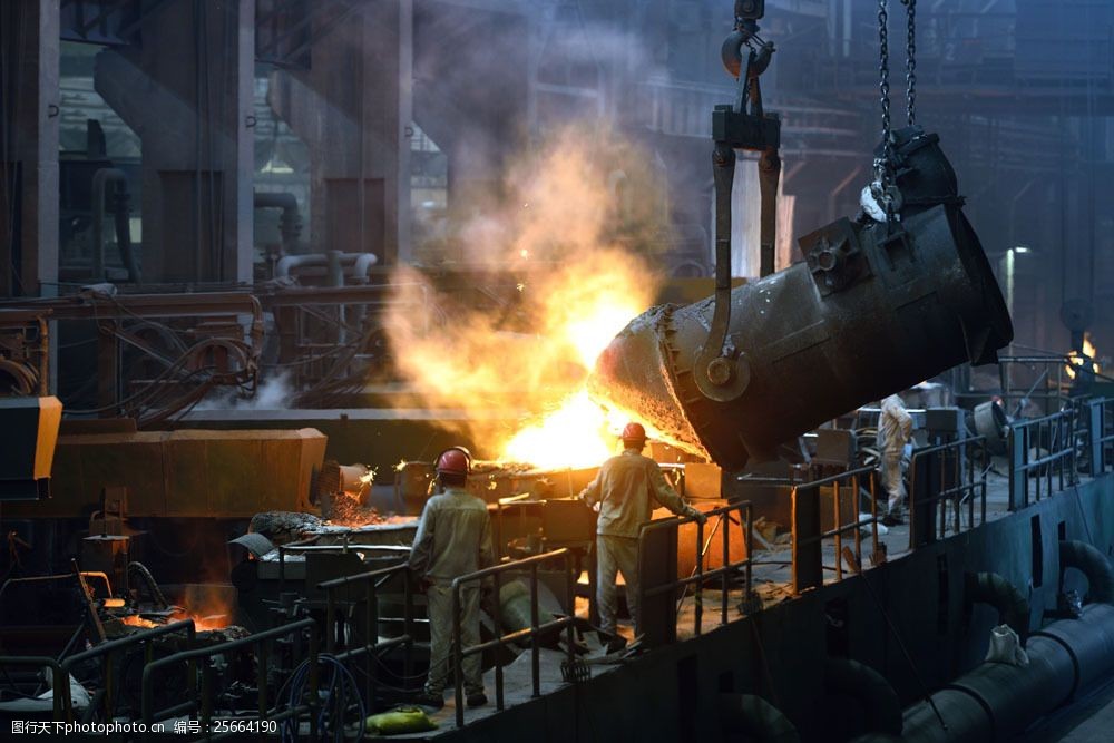钢铁厂正在工作的工人图片