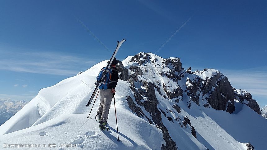 关键词:雪山上的男子 滑雪团 高山 雪山 白色 背影 背包 雪地