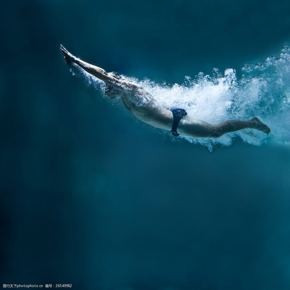 游泳潜水的运动员图片