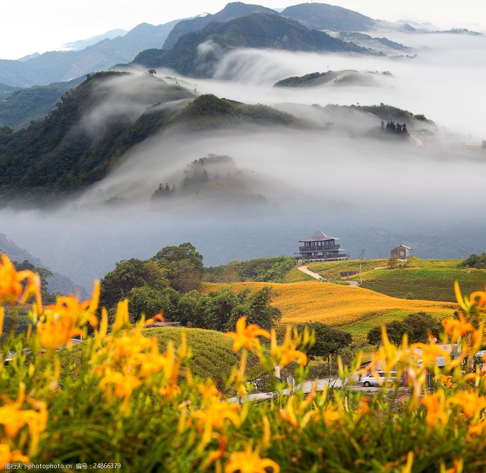 高山上的雾气图片