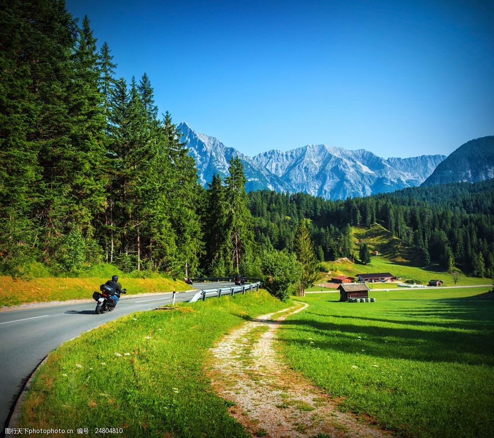 山边道路和山峰图片素材 山边 道路 山峰 摩托车 房屋 树林 山水风景