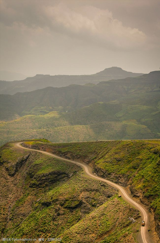 大山里的蜿蜒小路