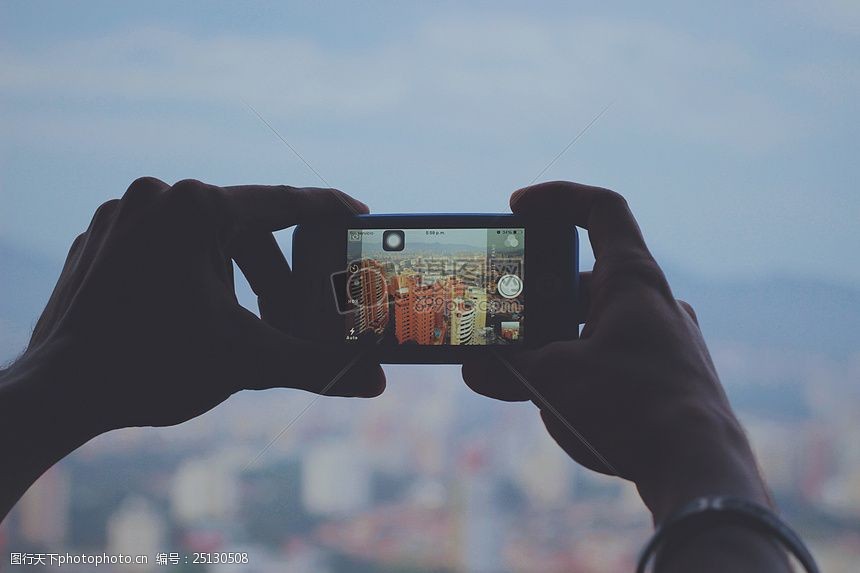 关键词:人拿着iphone在城市拍照 另一方面 iphone 智能手机 摄影 手机