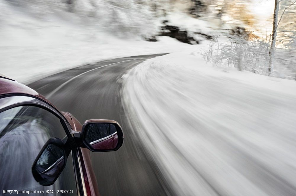 高速行驶的轿车图片素材 冬季开车 轿车 交通工具 雪地 公路 汽车图片