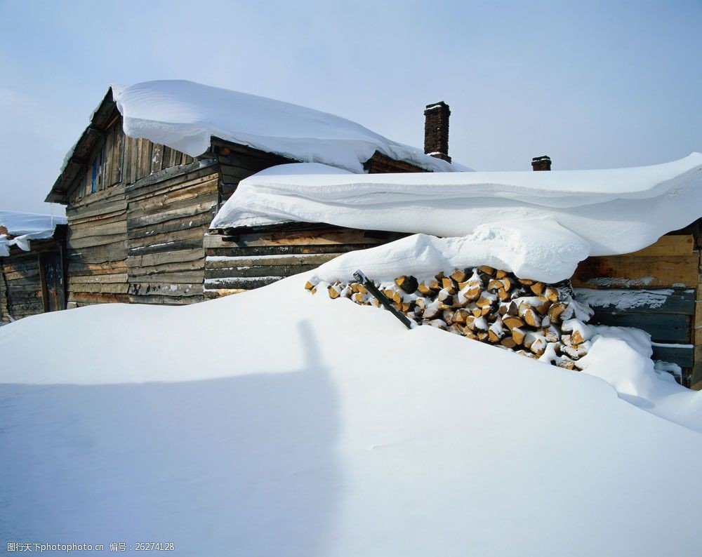 天空 蓝天 木屋 小屋 木头 白雪皑皑 雪地 雪景 风景图片 住家 人家