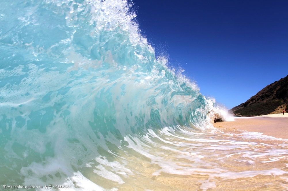 海滩蓝色清澈的海浪图片
