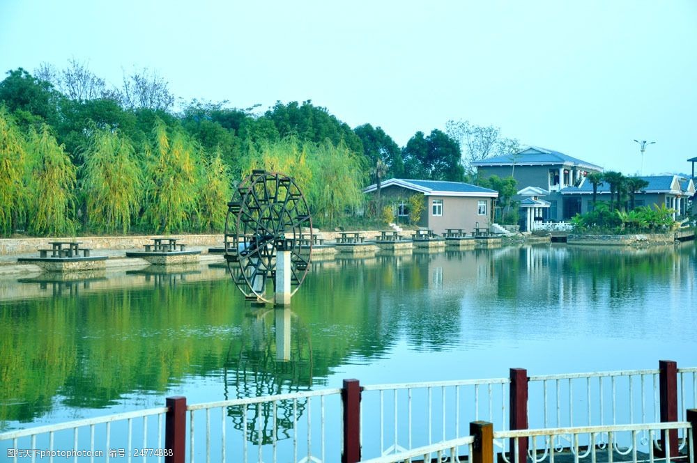 城市公园湖泊风景图片