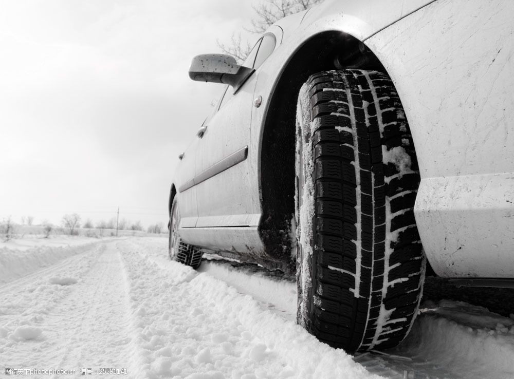 雪地上行驶的轿车图片素材 冬季开车 轿车 雪花 交通工具 雪地 汽车