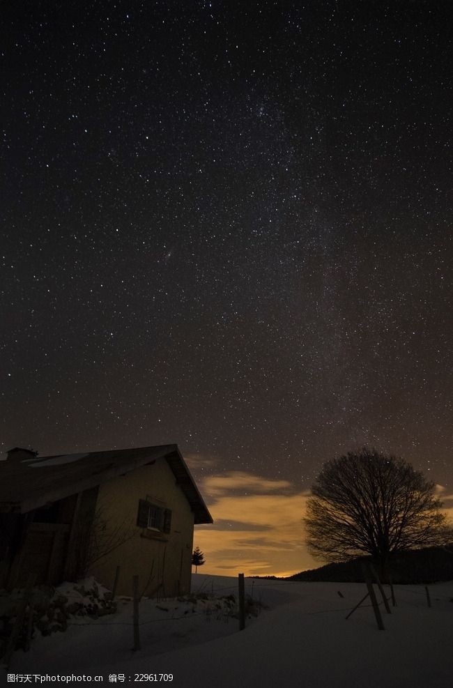 关键词:乡村的星空 繁星点点 铺满雪的地面 房子 一颗树 夜晚风景