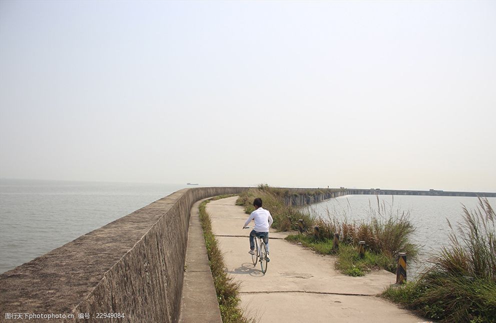 关键词:海堤 河堤 堤坝 骑单车 大海 摄影 其他 图片素材 72dpi jpg