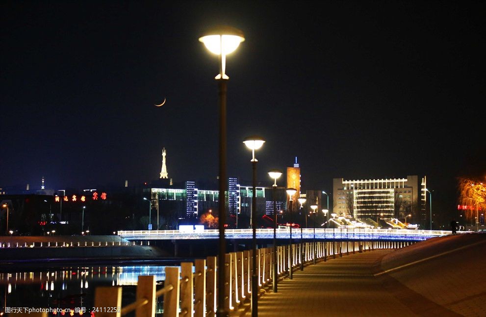 关键词:河岸看城市上的月牙 河岸 路灯 城市 量化 夜色 月牙 河道