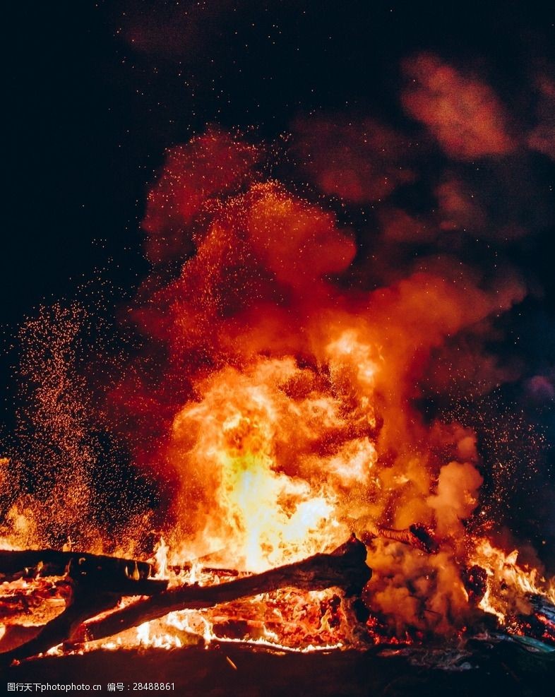 关键词:燃烧的火焰 火焰 燃烧 烈火 熊熊大火 夜色 建筑景观 摄影