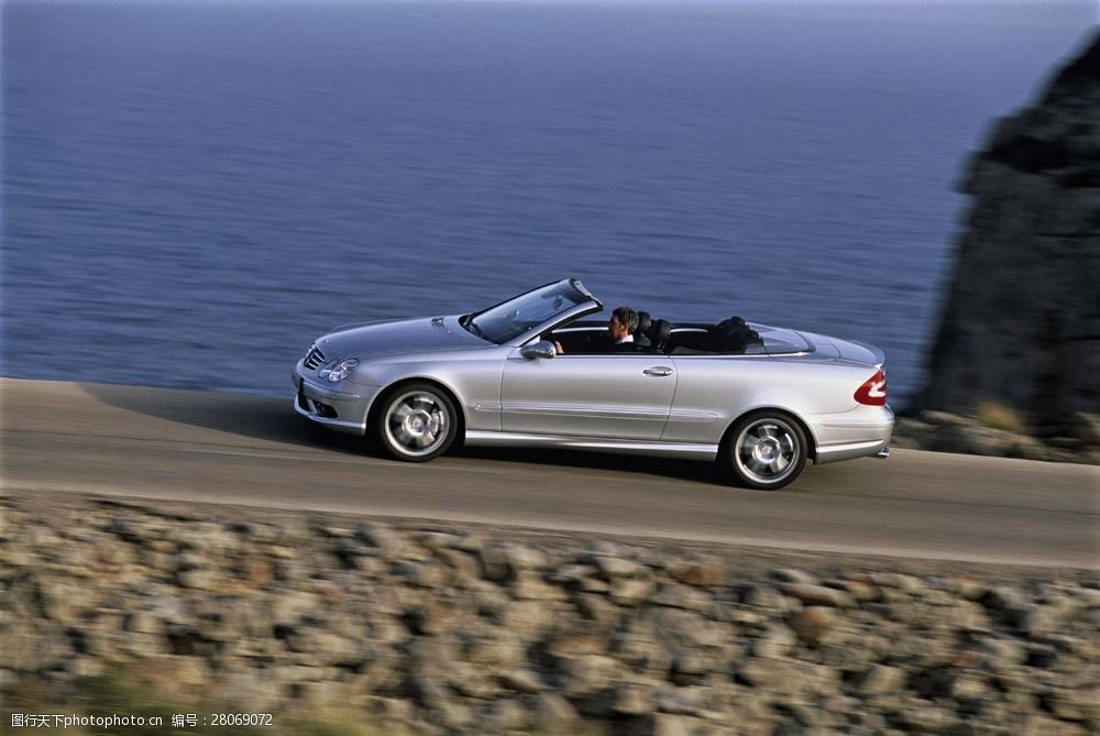 海边驾车的汽车图片