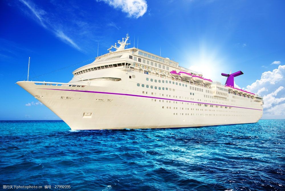 海上行驶的轮船图片