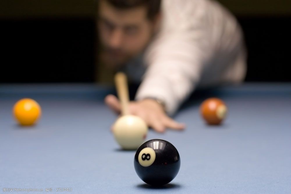 打台球的男士图片