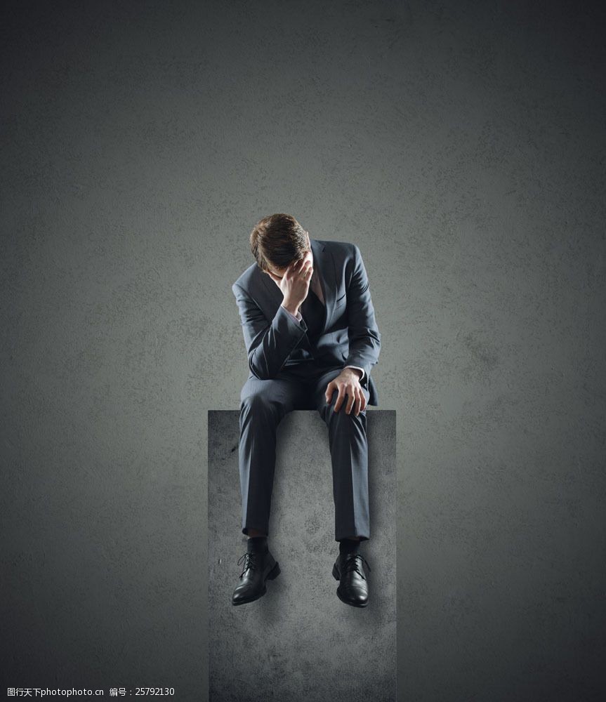 右手撑着额头的商务男士图片