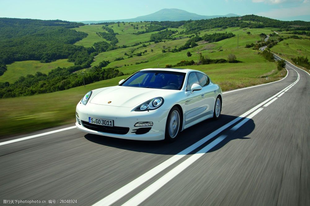 公路上的白色跑车图片