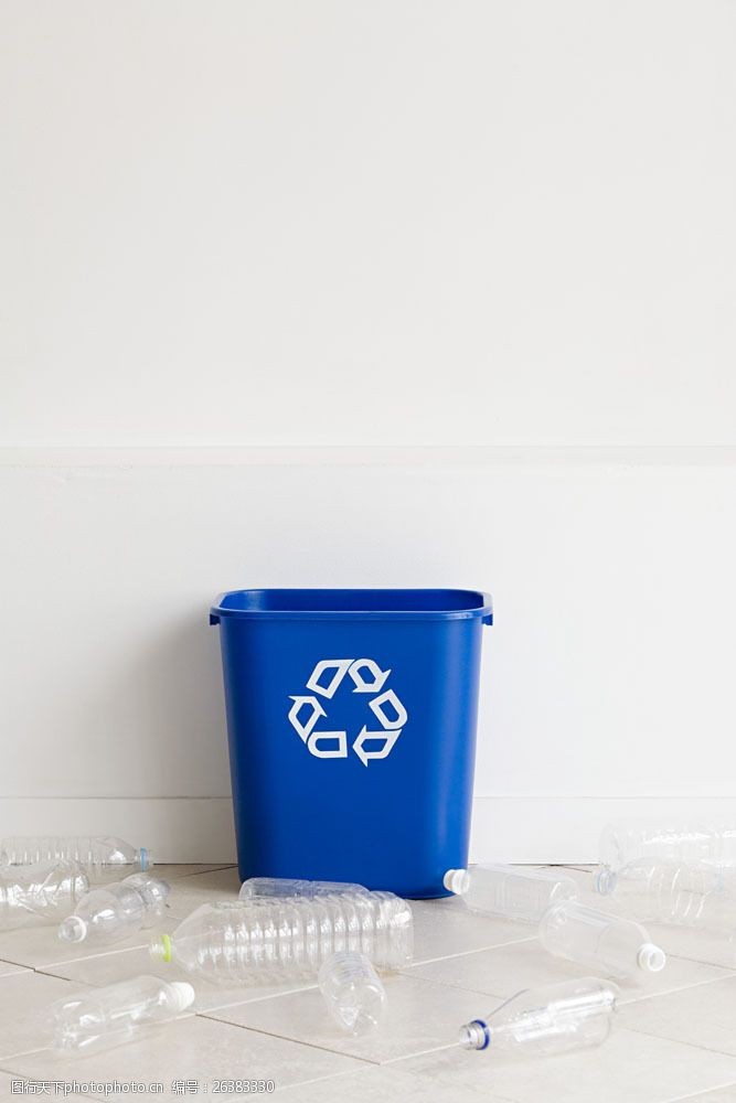 竖构图 在室内 垃圾桶 再循环 空瓶子 塑料 塑料瓶子 垃圾箱 洒落