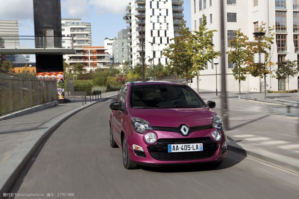 小区公路上的轿车图片