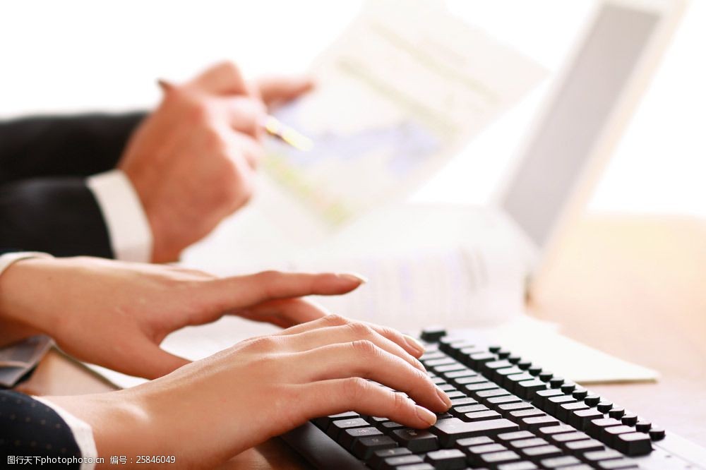 上网的人物摄影图片