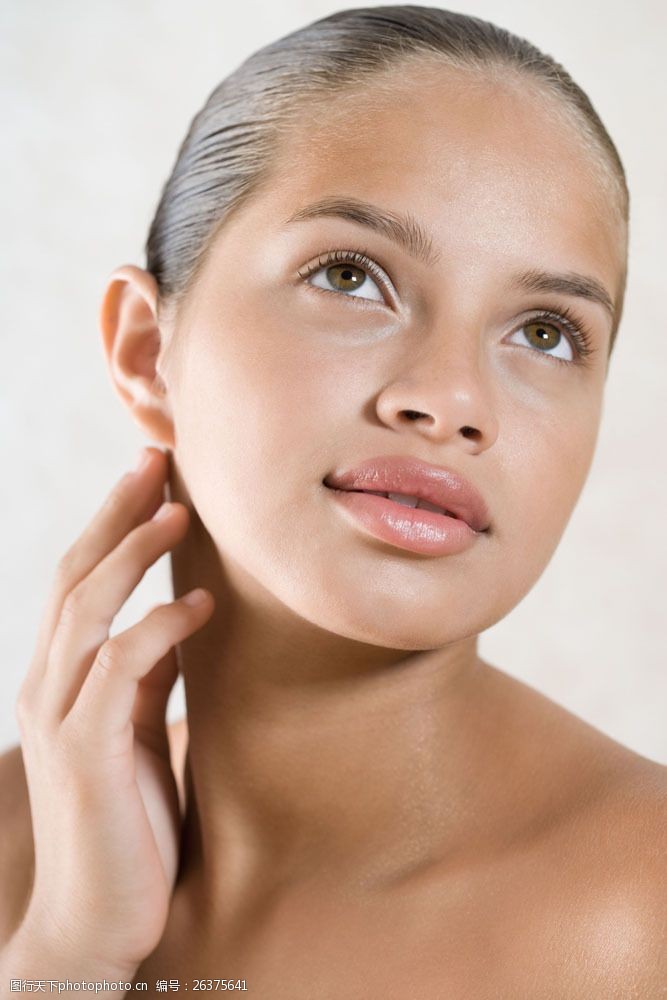 竖构图 人物 女人 外国女人 手势 抚摸 性感 美容美体 看 注视 扎辫子