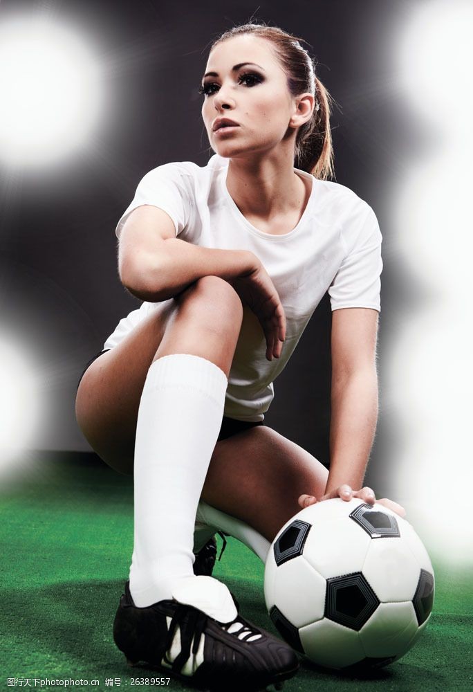 性感美女与足球背景图片