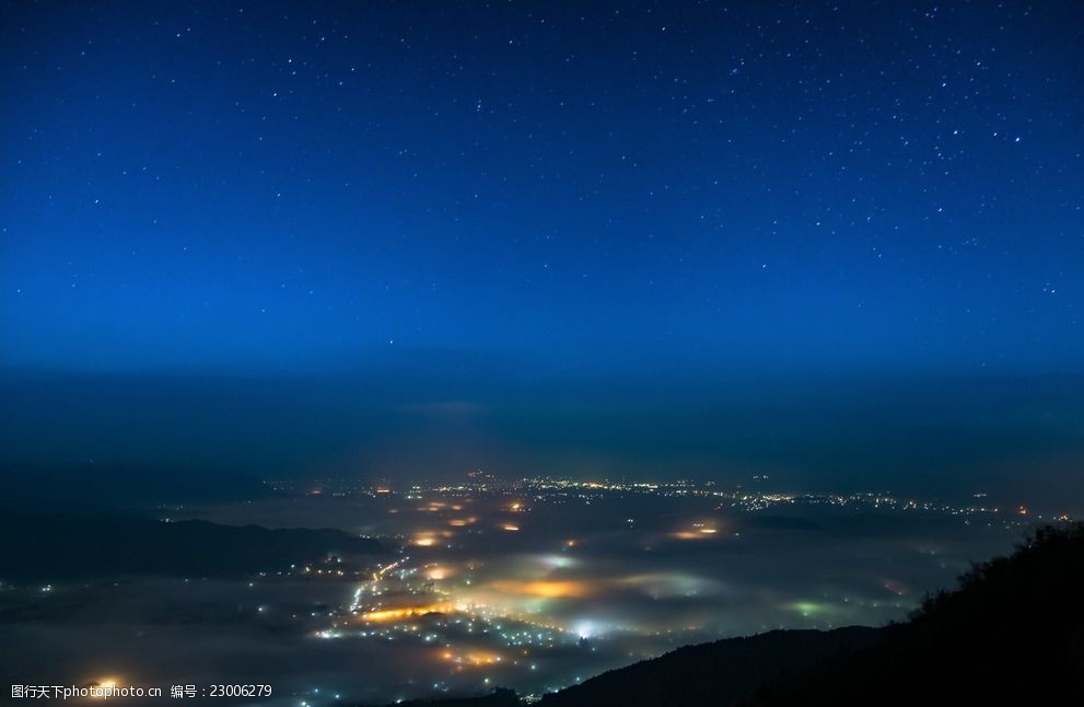 星空下的城市夜景