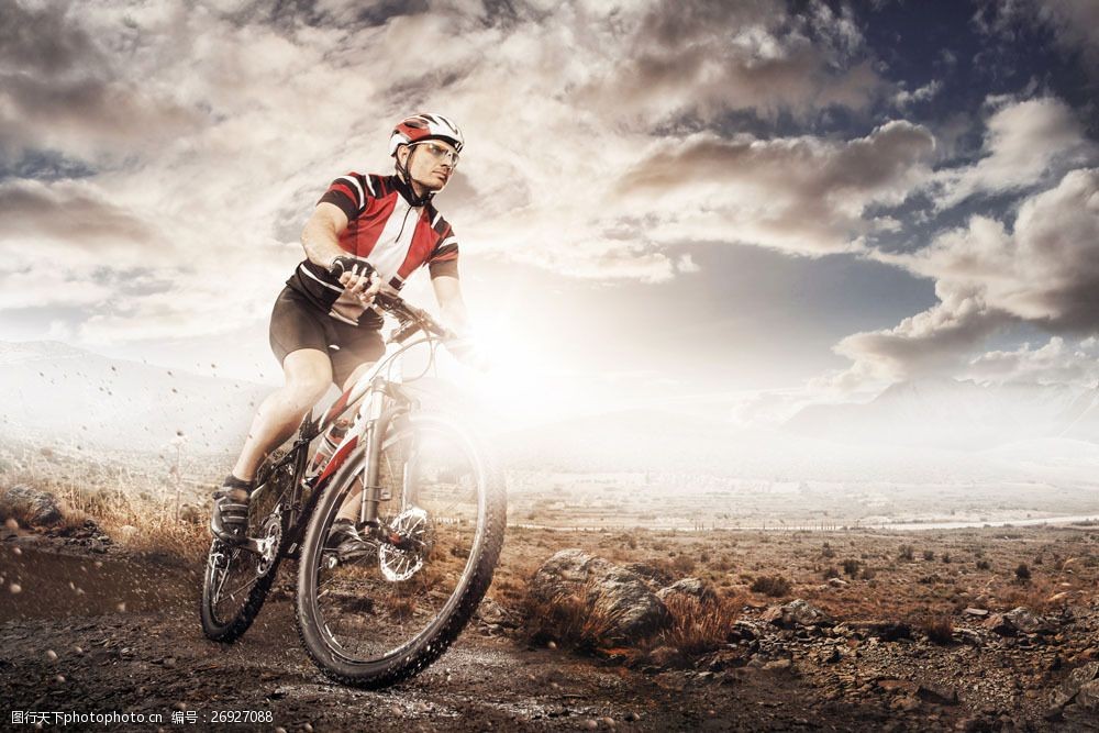 行驶在荒山的赛车手图片