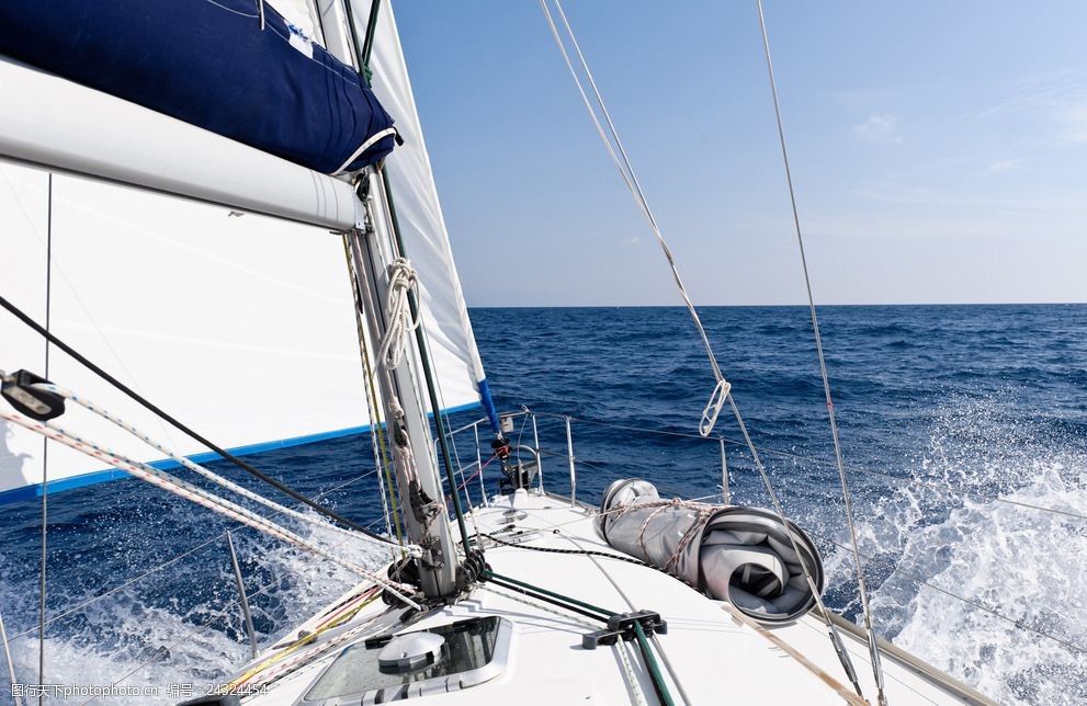 漂泊在海上的船高清摄影