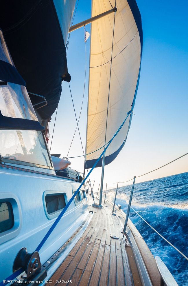 在海上行驶的船高清