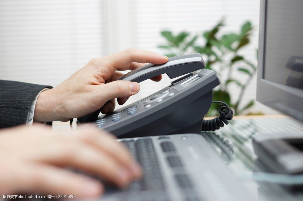 上网打电话的商务男人图片