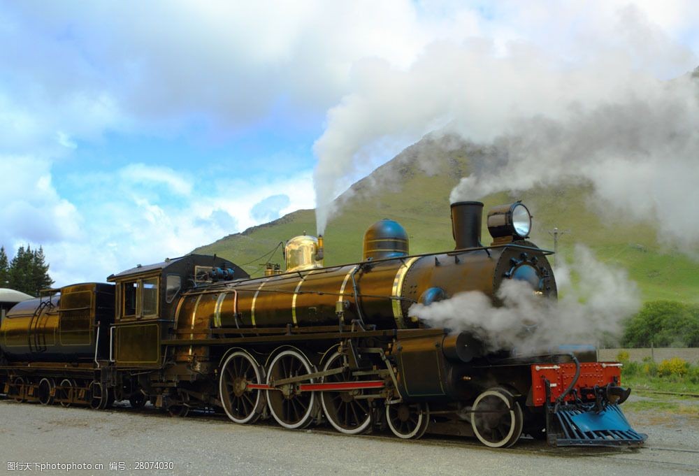 行驶的蒸汽火车图片