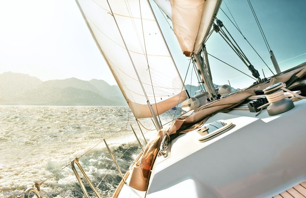 在海上行驶的帆船高清