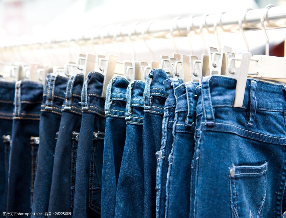 挂在一起的牛仔裤图片