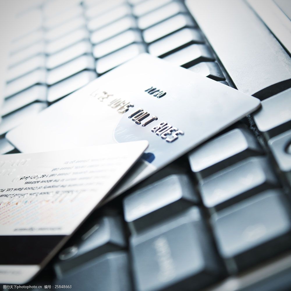 关键词:键盘上的信用卡图片素材 信用卡 创意信用卡 时尚信用卡 概念