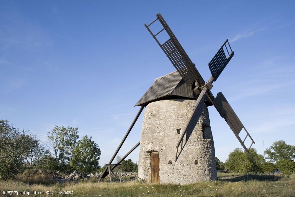 郊外的大风车图片