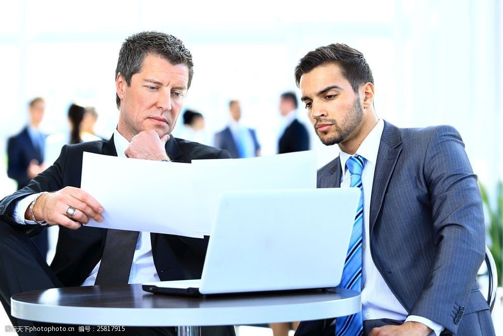 关键词:业务代表洽谈业务图图片素材 看合同 商量 业务人员 工作 现代