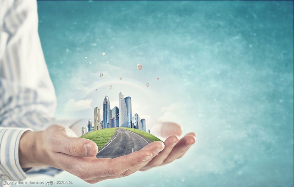 双手托建筑的商务男人图片