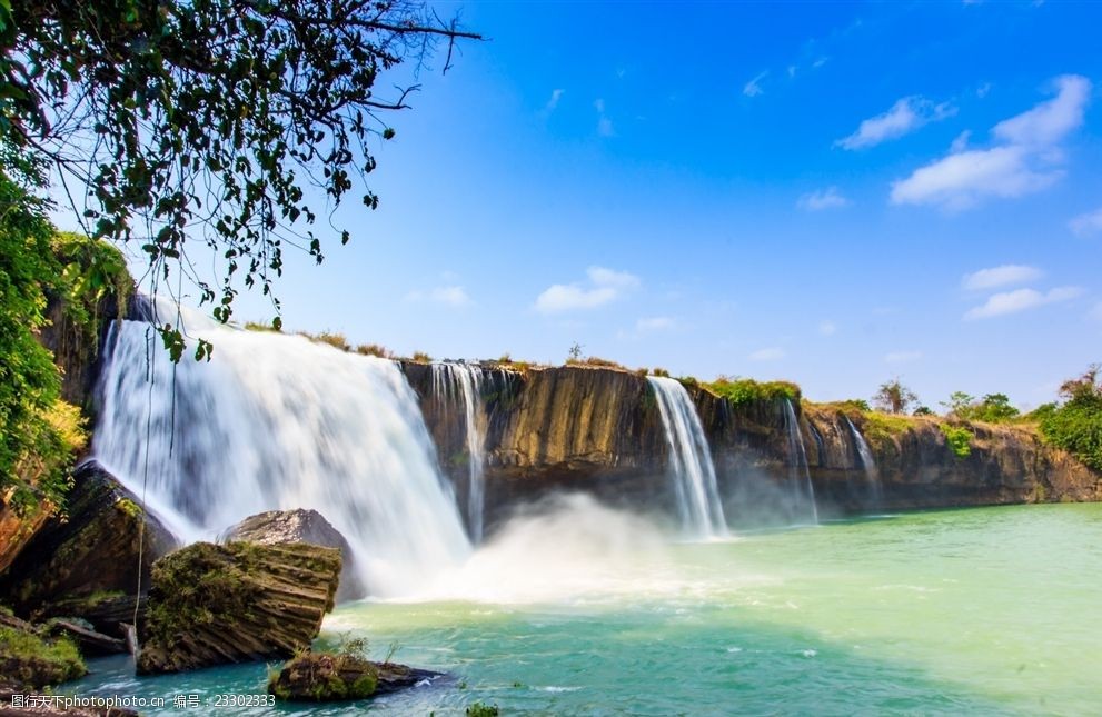 山脉间的瀑布图片-图行天下图库