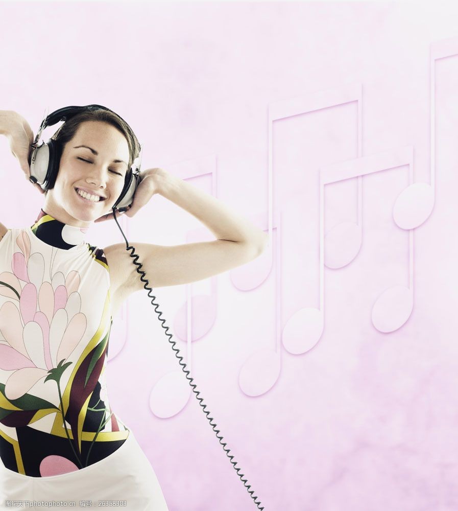 沉醉在音乐世界的女人图片
