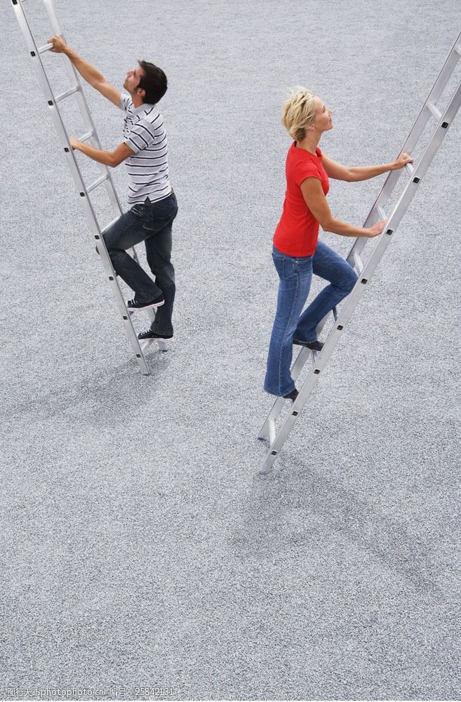爬梯子的商务男女图片