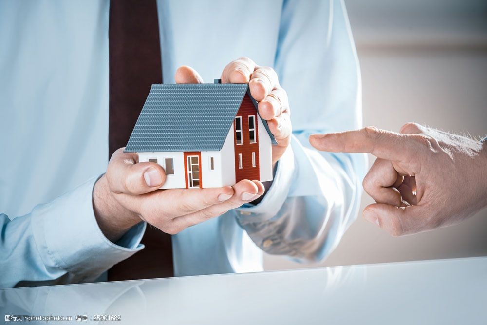 手托房屋的商务男人图片
