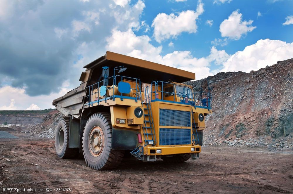 蓝天白云矿山车图片