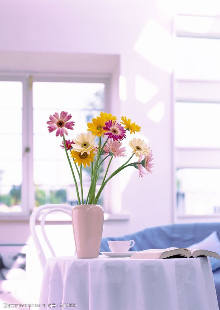 桌子上的鲜花和书籍图片