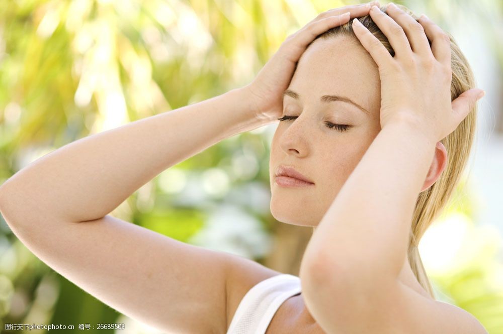 摸着头发的美容美女图片