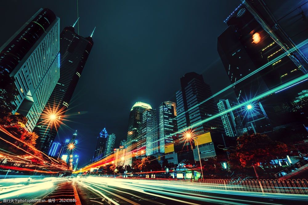 明亮的道路和城市高樓夜景圖片